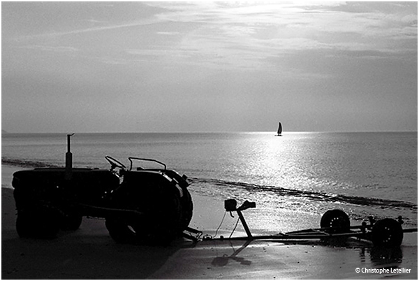 Photo noir et blanc de la galerie " La baie du Mont Saint Michel ". Photographie en clair-obscur de la plage de Saint Martin de Bréal,Manche. © Octobre 2002 Christophe Letellier, tous droits réservés. Pour revenir à la galerie, cliquez sur la photo.